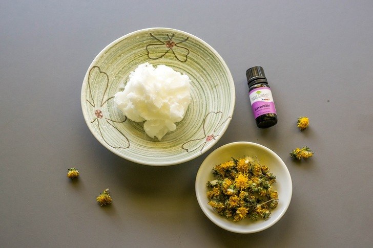 How To Make A Dandelion & Coconut Oil Moisturizer