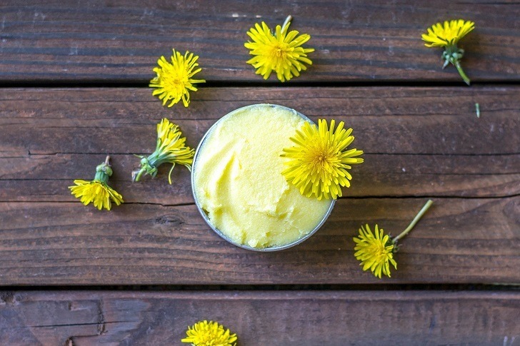 How To Make A Dandelion & Coconut Oil Moisturizer