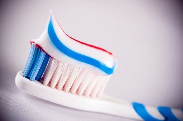 10 Reasons To Stop Using Store Bought Toothpaste & Natural Alternatives